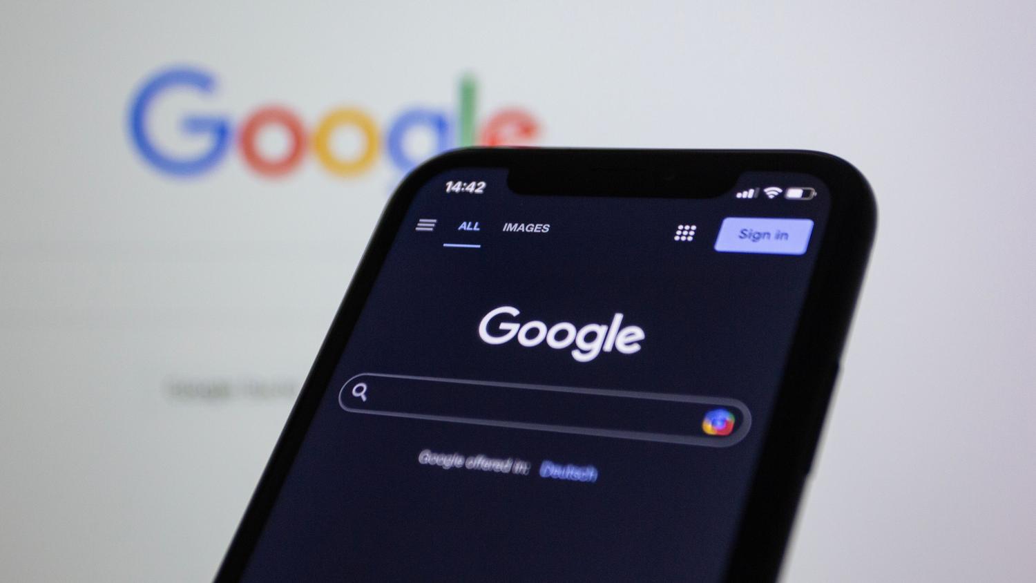 Primer plano de la pantalla de un teléfono inteligente mostrando la interfaz de un navegador web móvil.