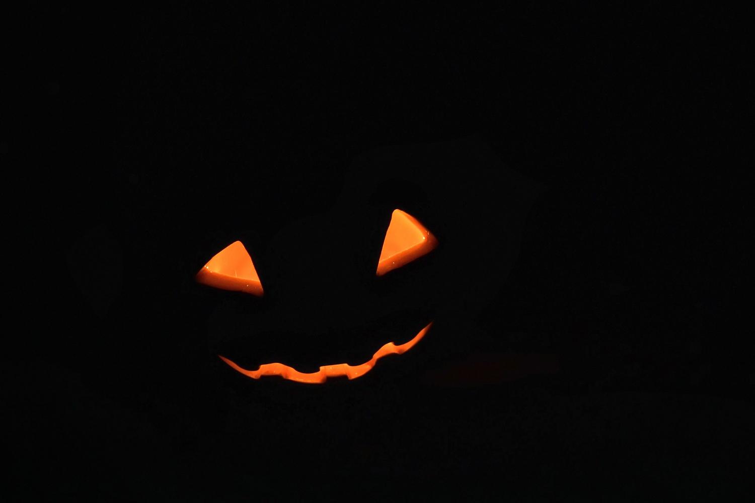 Calabaza de Halloween iluminada sobre un fondo oscuro, aportando una atmósfera espeluznante y temática al contenido.