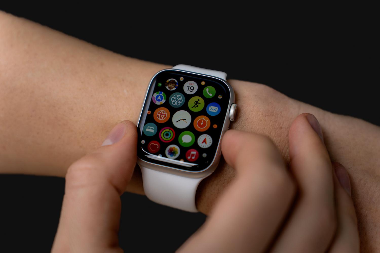 Interfaz de aplicaciones en la pantalla de un Apple Watch, ideal para ilustrar la configuración de ajustes.
