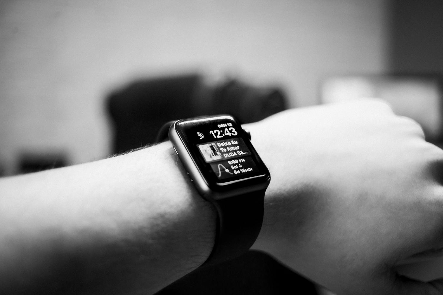 Primer plano de un smartwatch mostrando notificaciones activas en la pantalla.