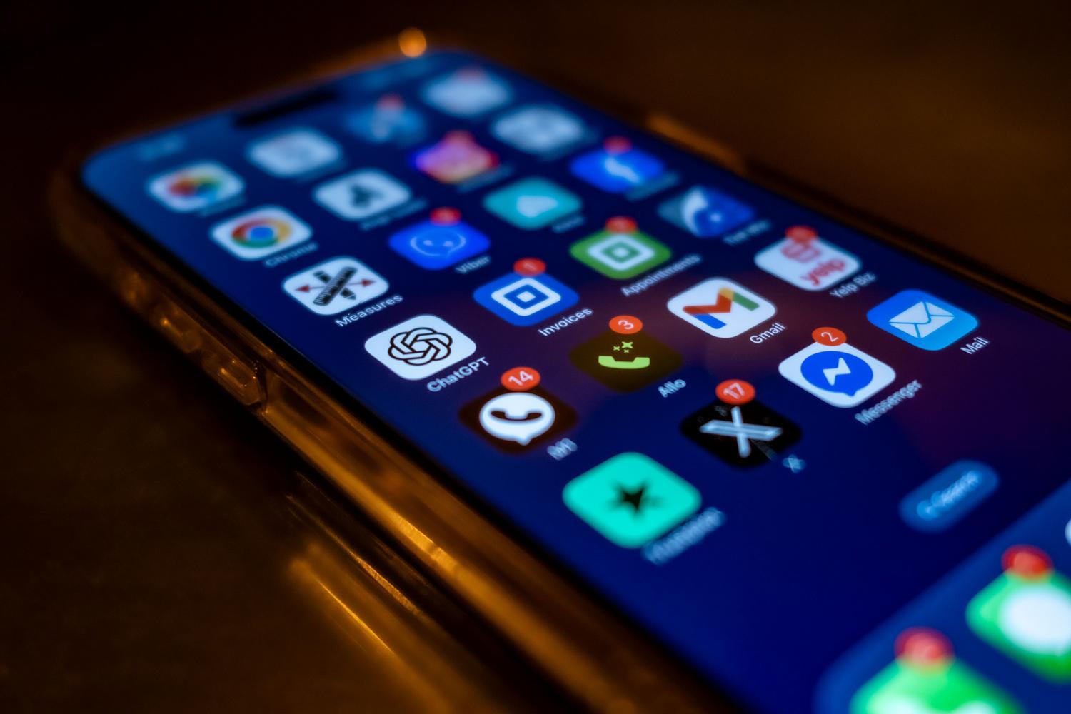 Pantalla de smartphone mostrando múltiples notificaciones de aplicaciones, representando la recepción de avisos automáticos.