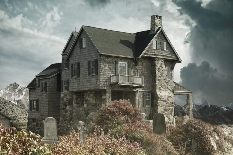 Casa gótica antigua y oscura con lápidas en el primer plano, creando una atmósfera de terror y misterio.