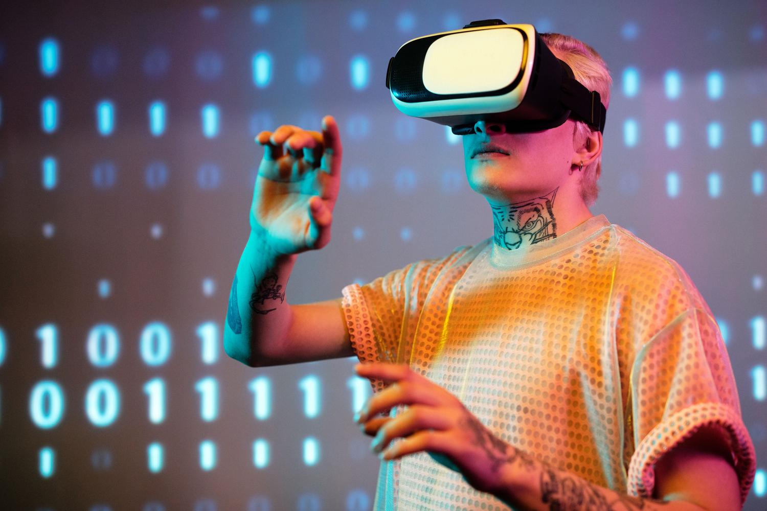 Hombre utilizando un casco de realidad virtual rodeado de un fondo digital con código binario brillante en tonos azules y neones, representando el software y la tecnología de Horizon OS.