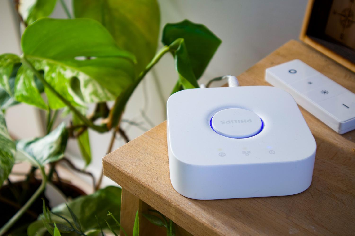 Un hub inteligente integrado en la decoración de un hogar moderno, elemento central para gestionar el control local frente a la nube.