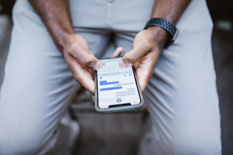 Primer plano de una persona escribiendo un mensaje de texto en un smartphone.