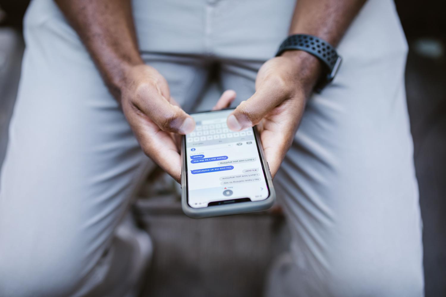 Primer plano de una persona escribiendo un mensaje de texto en un smartphone.