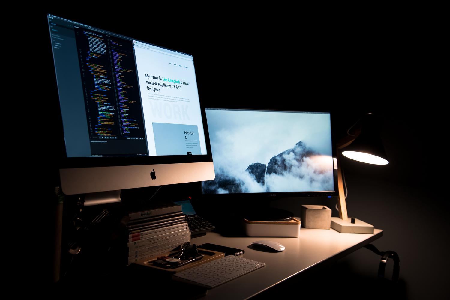 Espacio de trabajo moderno con un iMac y un monitor adicional, ideal para programadores y diseñadores que buscan ampliar su superficie de trabajo.