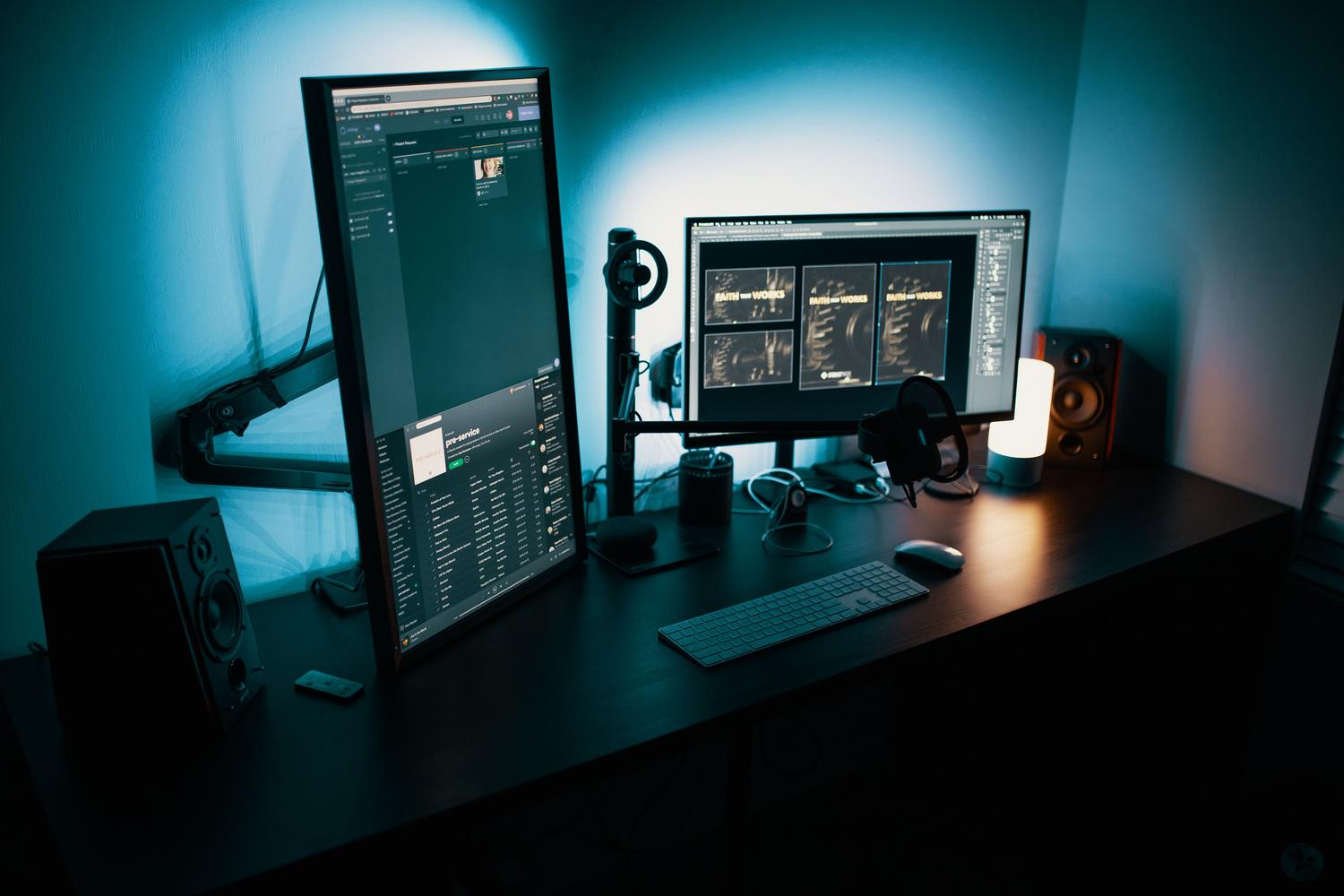 Escritorio profesional con monitores duales y periféricos tecnológicos, ilustrando un entorno de trabajo optimizado y eficiente.
