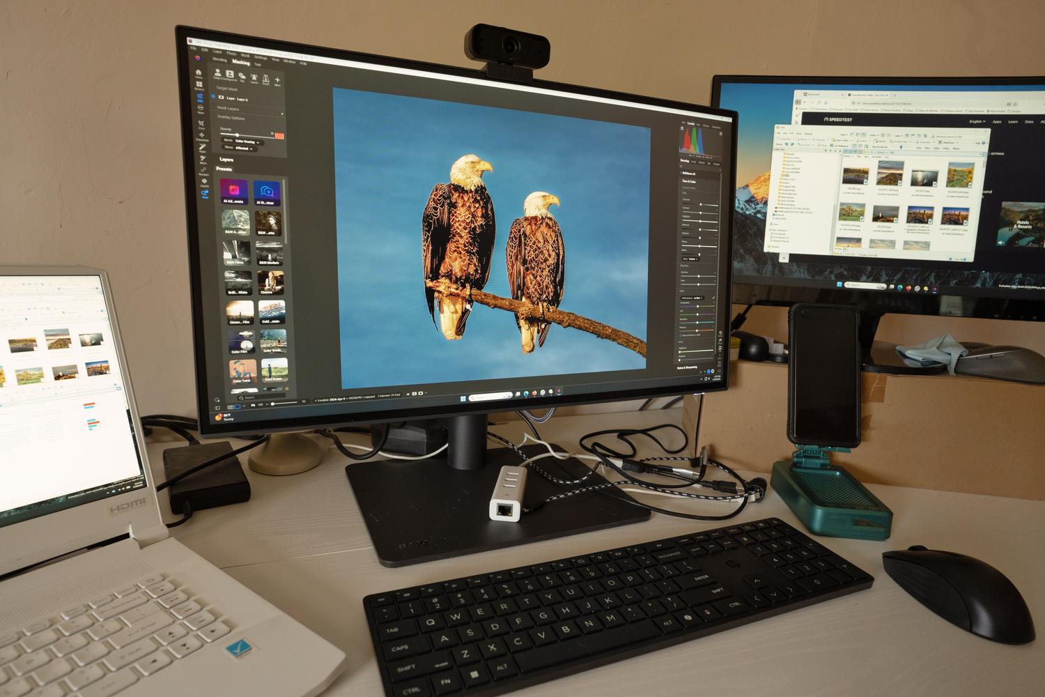 Flujo de trabajo profesional con múltiples monitores para edición de fotografía, destacando la ventaja de tener pantallas adicionales.