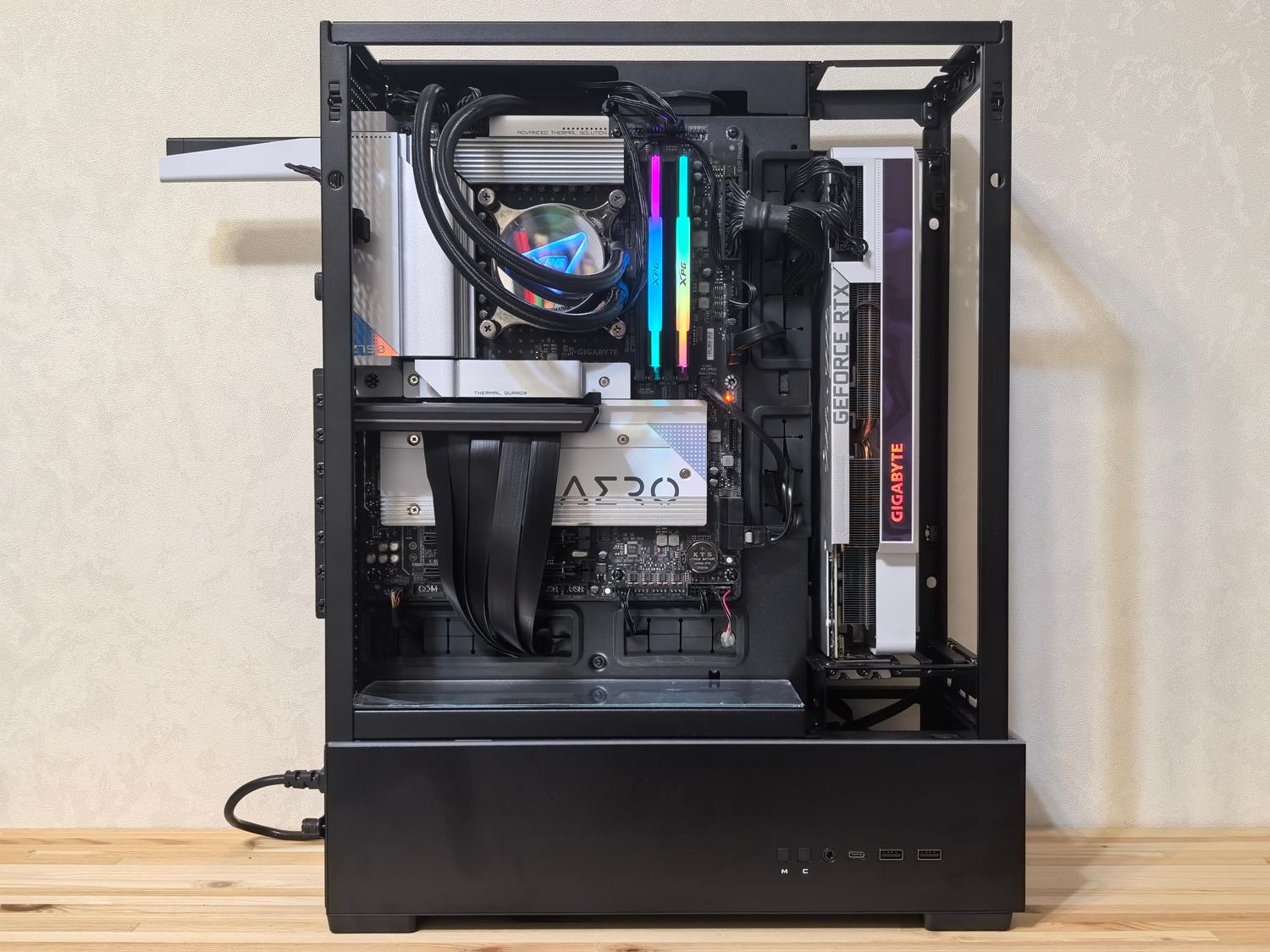 PC de alto rendimiento con iluminación RGB, representando la potencia de hardware necesaria para el ecosistema de IA local.
