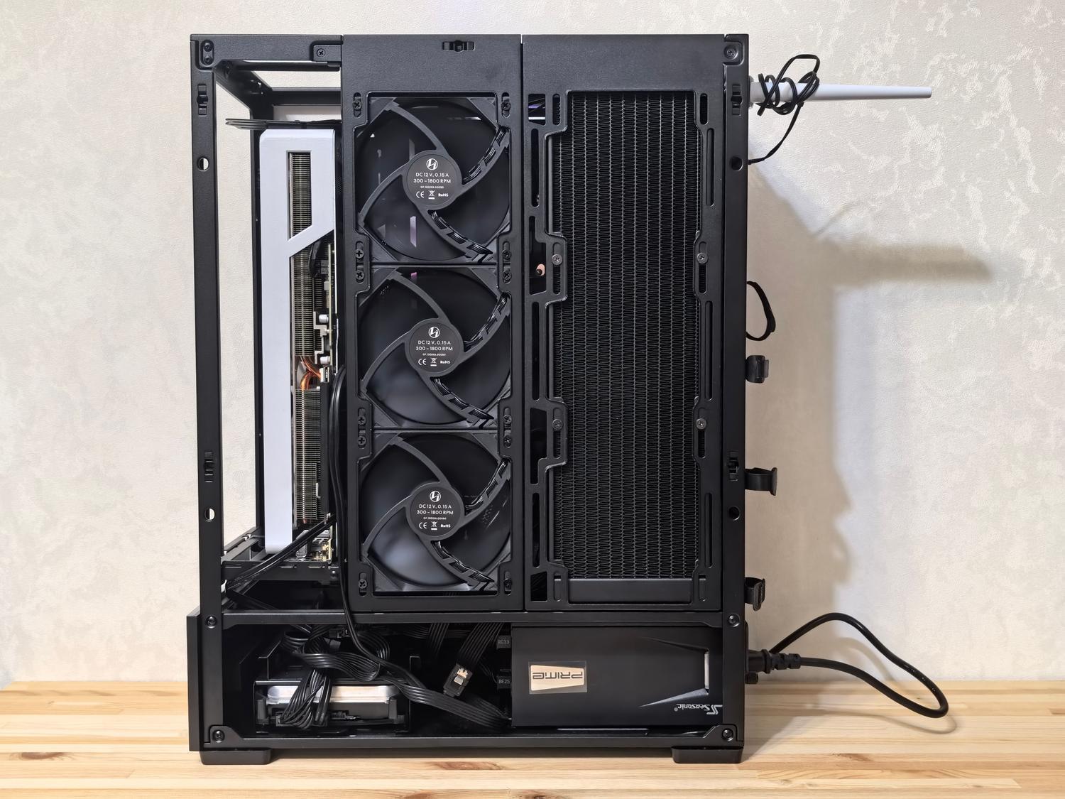 Interior de un ordenador de escritorio con sistema de refrigeración avanzado para soportar la carga de procesamiento de la IA.