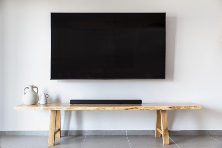 Salón moderno con televisión de pantalla plana y mueble de madera, ideal para un setup de Apple TV.