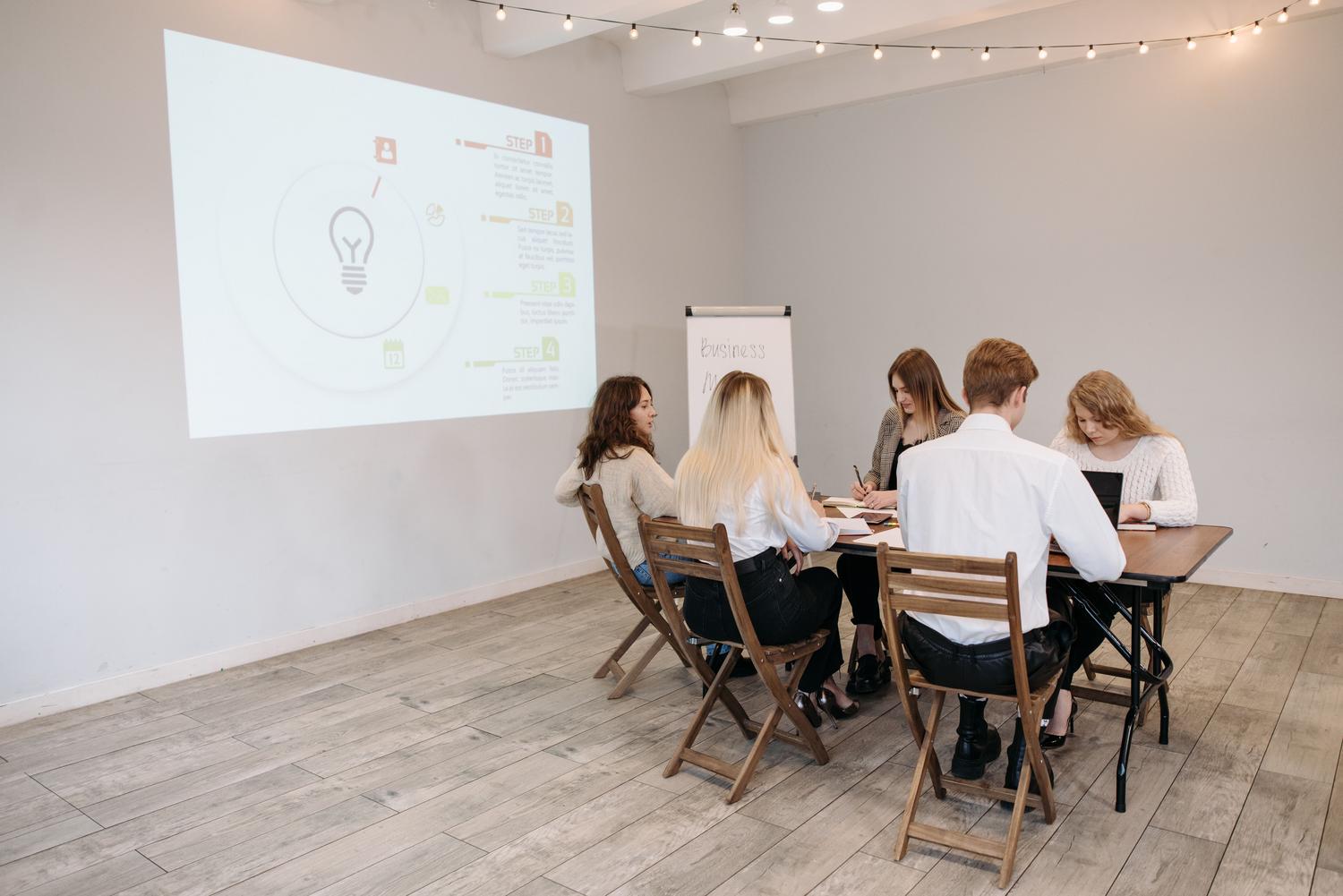 Equipo de profesionales colaborando en una reunión de planificación en una oficina moderna, representando la prevención y búsqueda de soluciones.