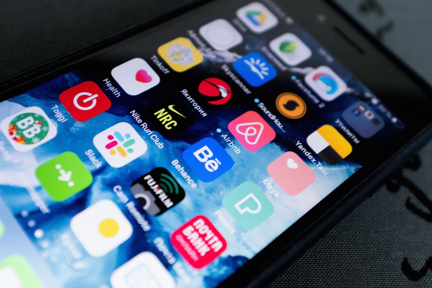 Vista detallada de la pantalla de un smartphone mostrando múltiples iconos de aplicaciones, simbolizando el ecosistema centralizado de una superapp.