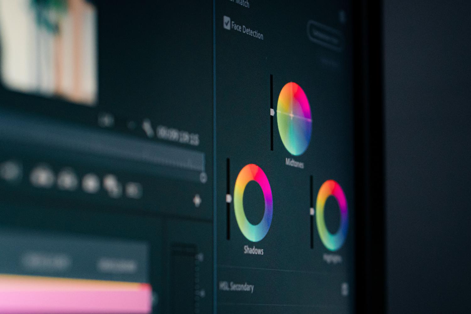 Herramientas de ajuste de color mostradas en un monitor.