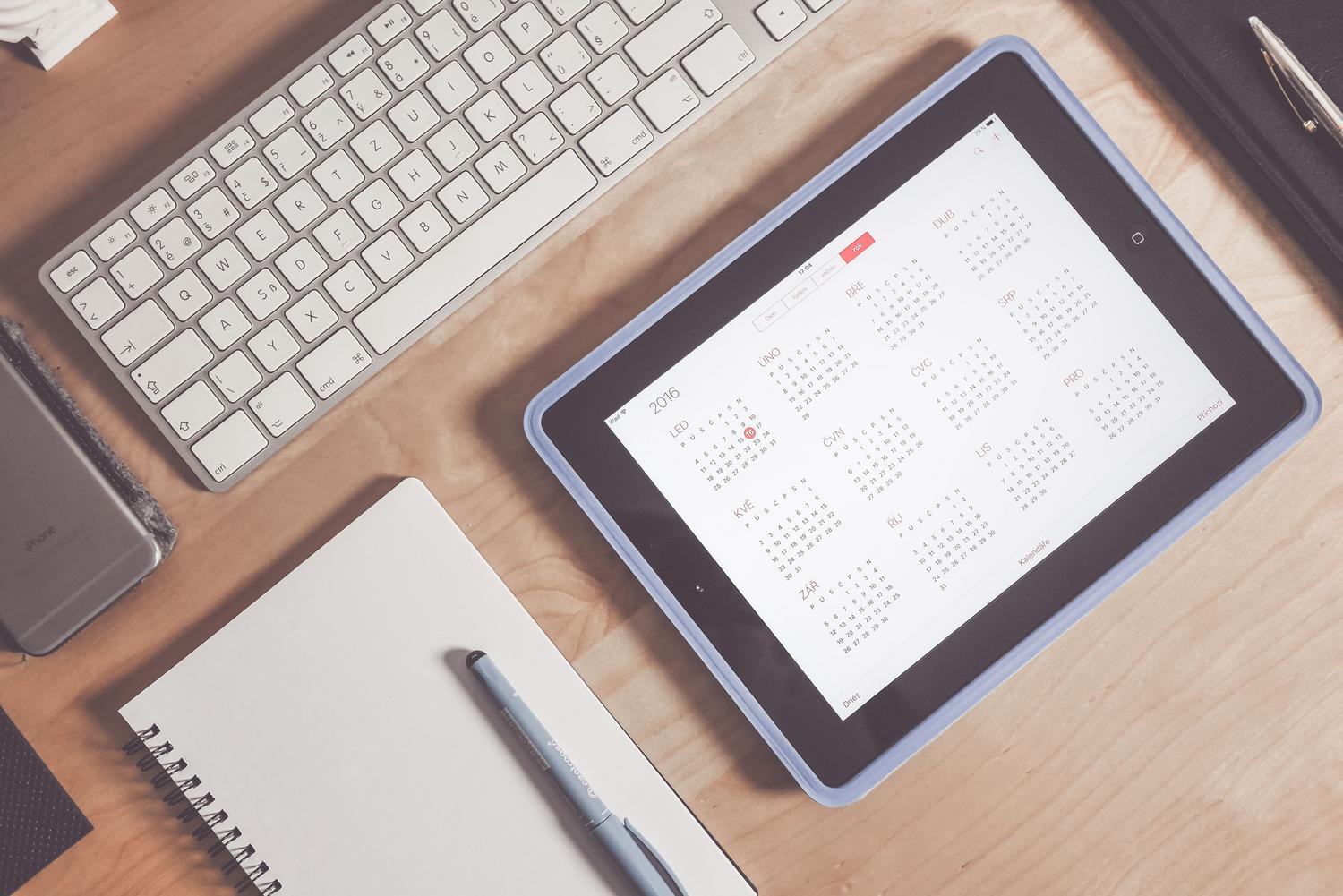 Tablet utilizada para consultar un calendario digital.