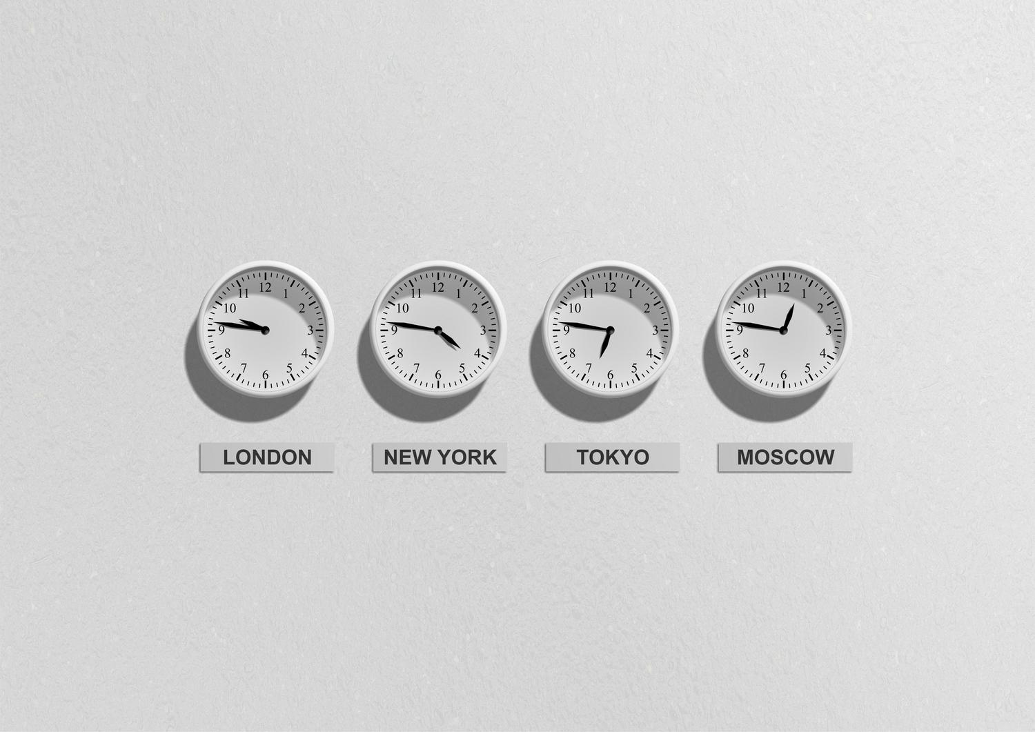 Varios relojes de pared mostrando horas diferentes.