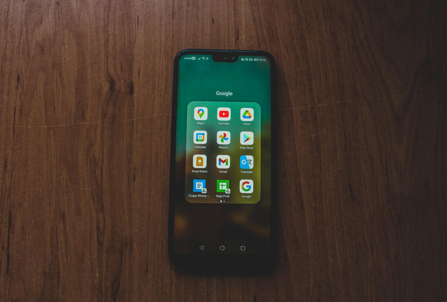 Smartphone con aplicaciones de Google organizadas, representando una gestión digital eficiente y limpia