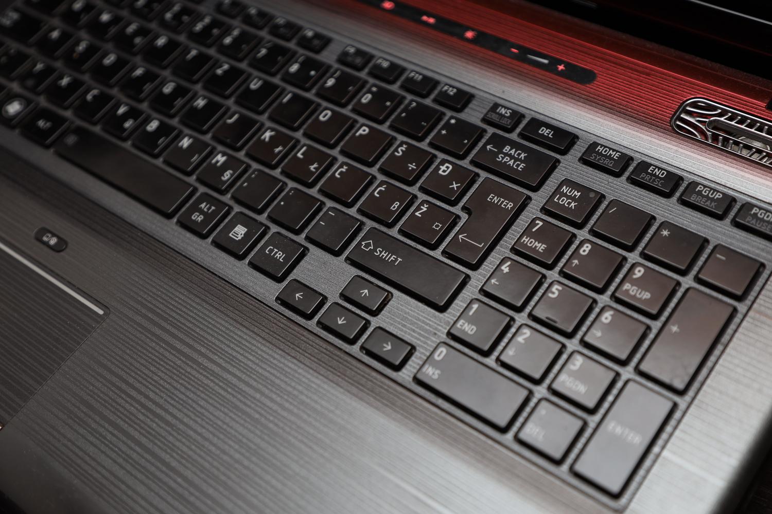 Vista superior de un teclado profesional y organizado en un espacio de trabajo eficiente.