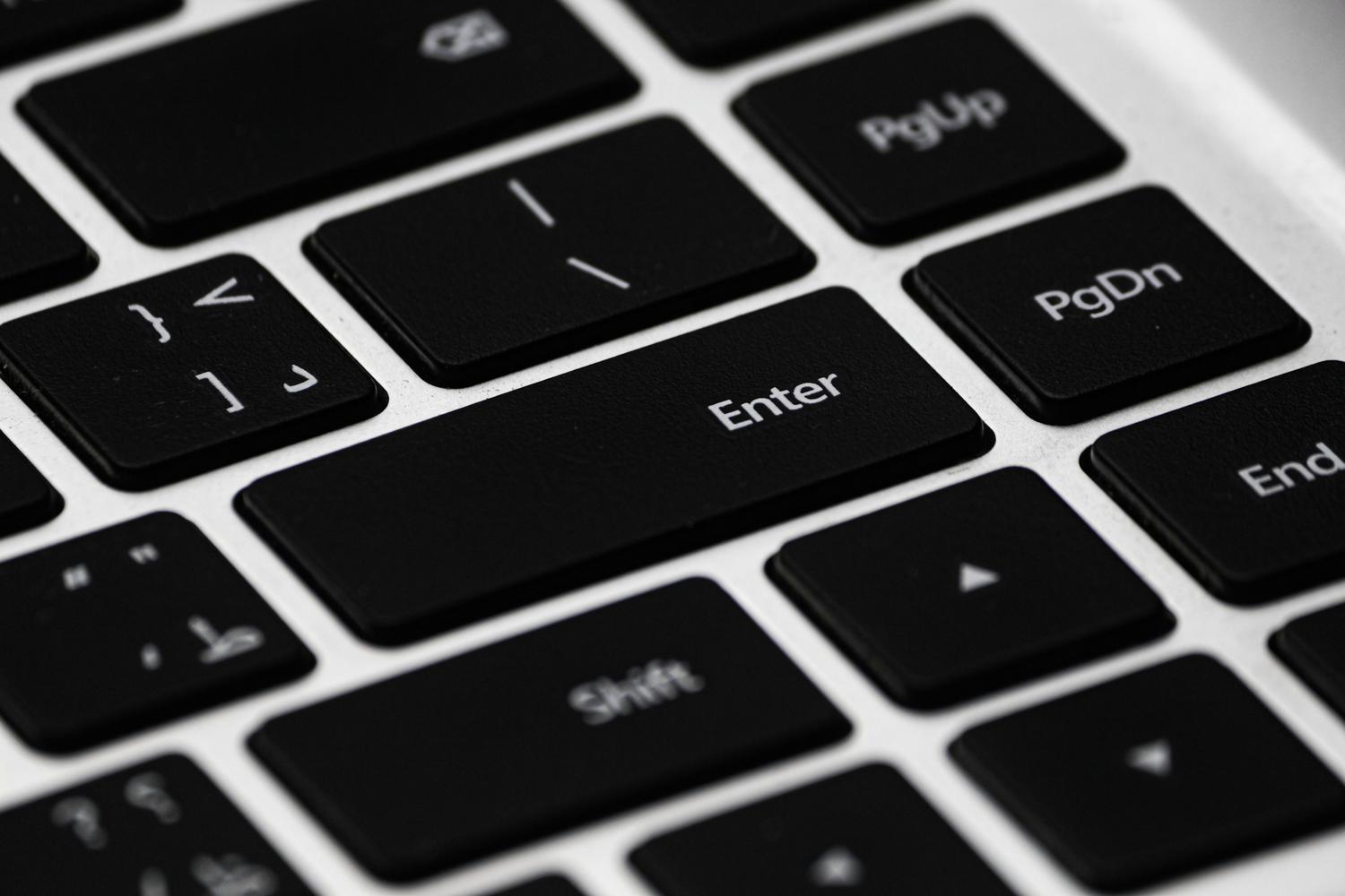 Detalle macro de un teclado de laptop negro con estilo minimalista y tecnológico.