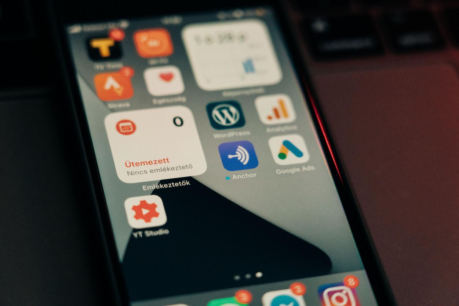 Primer plano de la pantalla de un smartphone mostrando diversas notificaciones de aplicaciones.