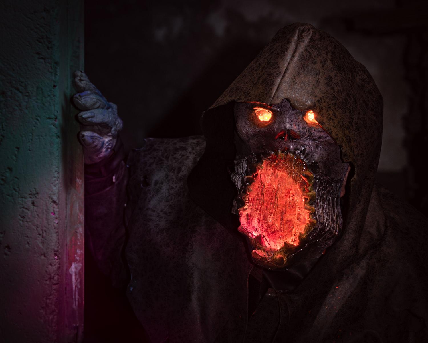 Monstruo aterrador con ojos brillantes asomándose desde una esquina oscura, ilustrando la tensión y los sustos de los juegos de terror.