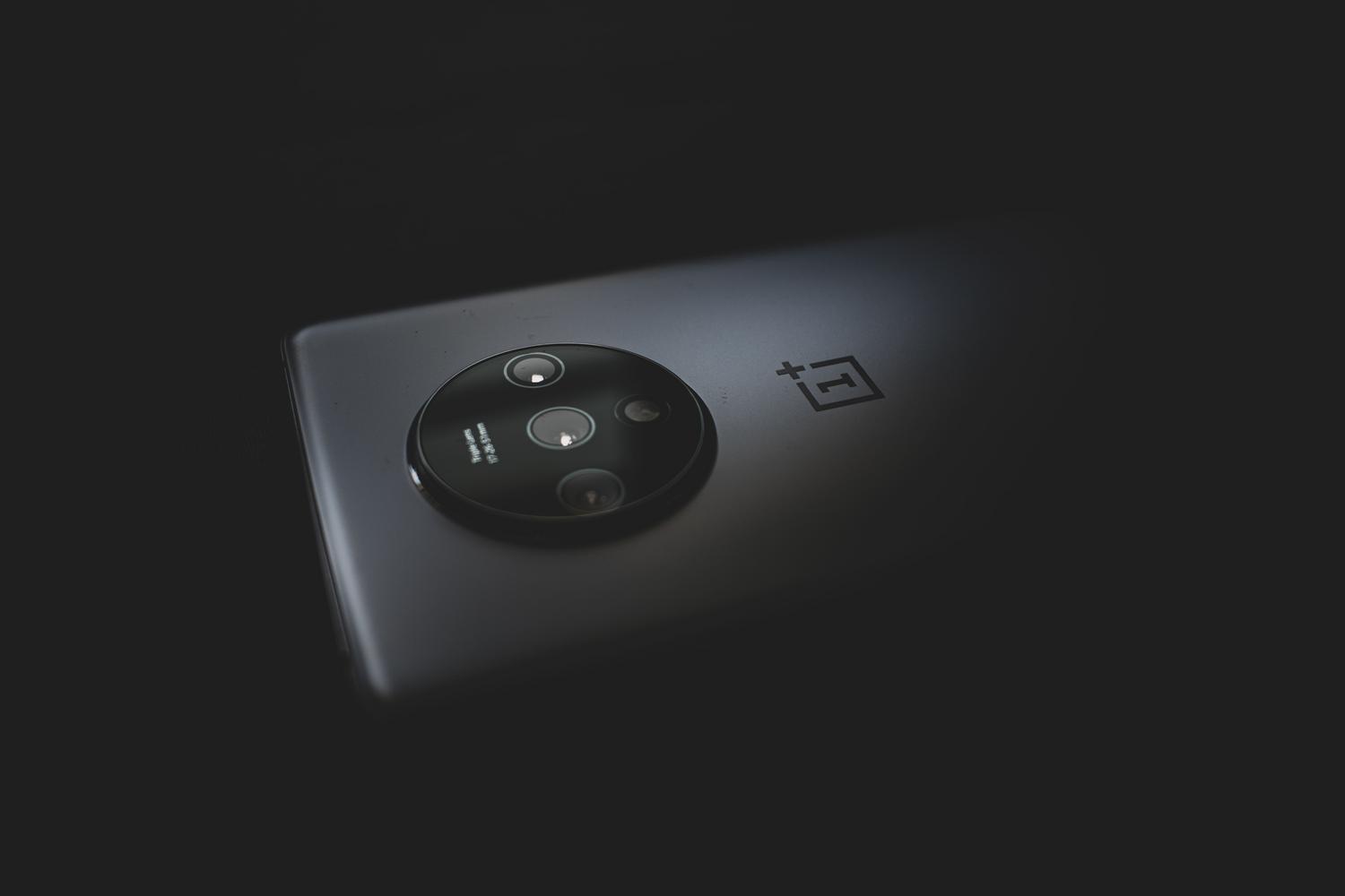 Primer plano detallado de las lentes de la cámara de un smartphone moderno.