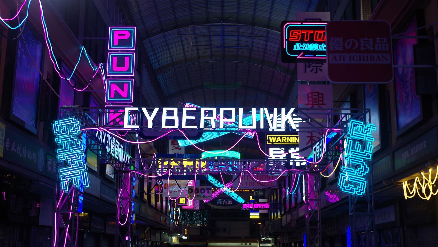 Calle urbana iluminada con luces de neón estilo cyberpunk, representando la atmósfera de los shooters y juegos de acción modernos en el navegador.