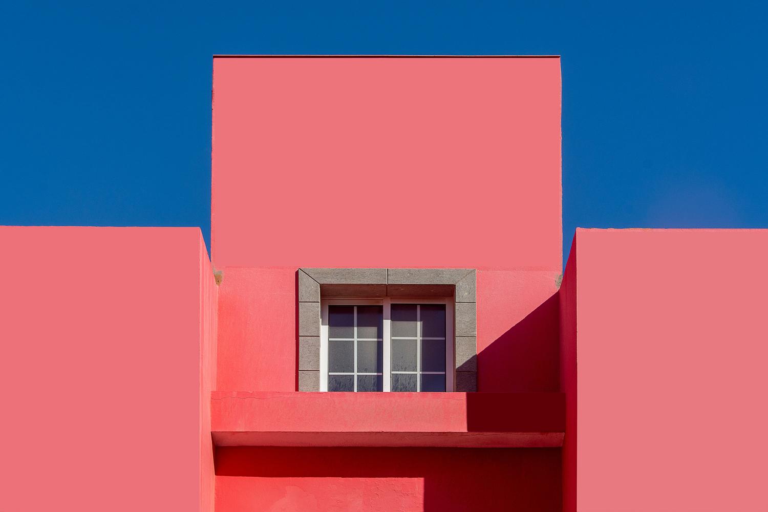 Arquitectura minimalista y geométrica con colores vibrantes, ideal para ilustrar juegos indie artísticos y de puzles.