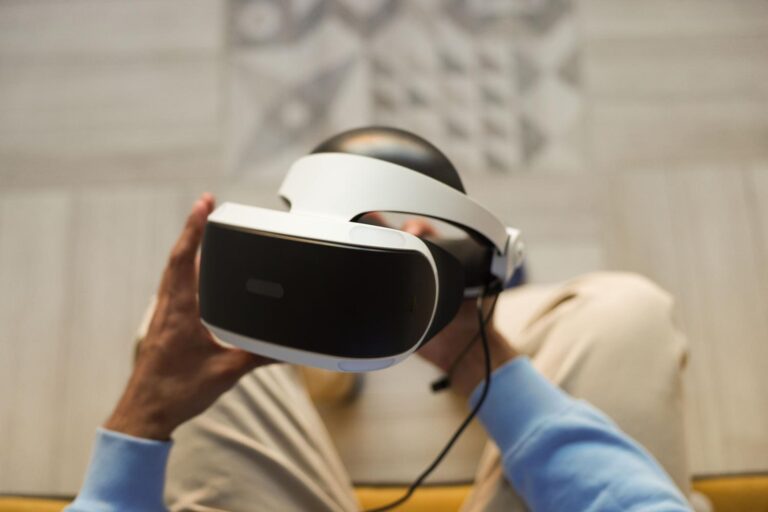 Manos sosteniendo un casco de realidad virtual para una experiencia inmersiva