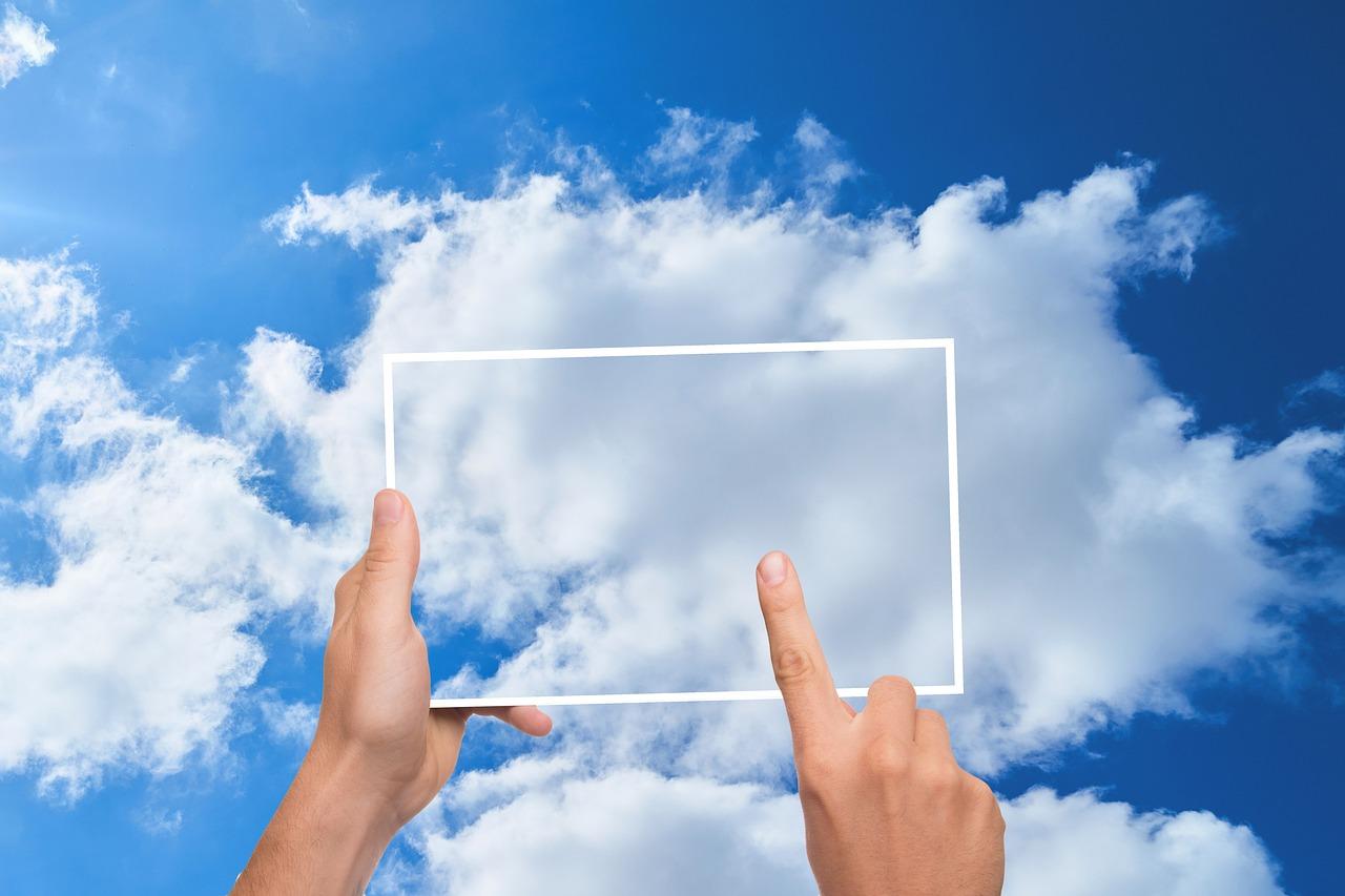 Representación conceptual de almacenamiento en la nube en una tablet, ideal para secciones de sincronización de datos.