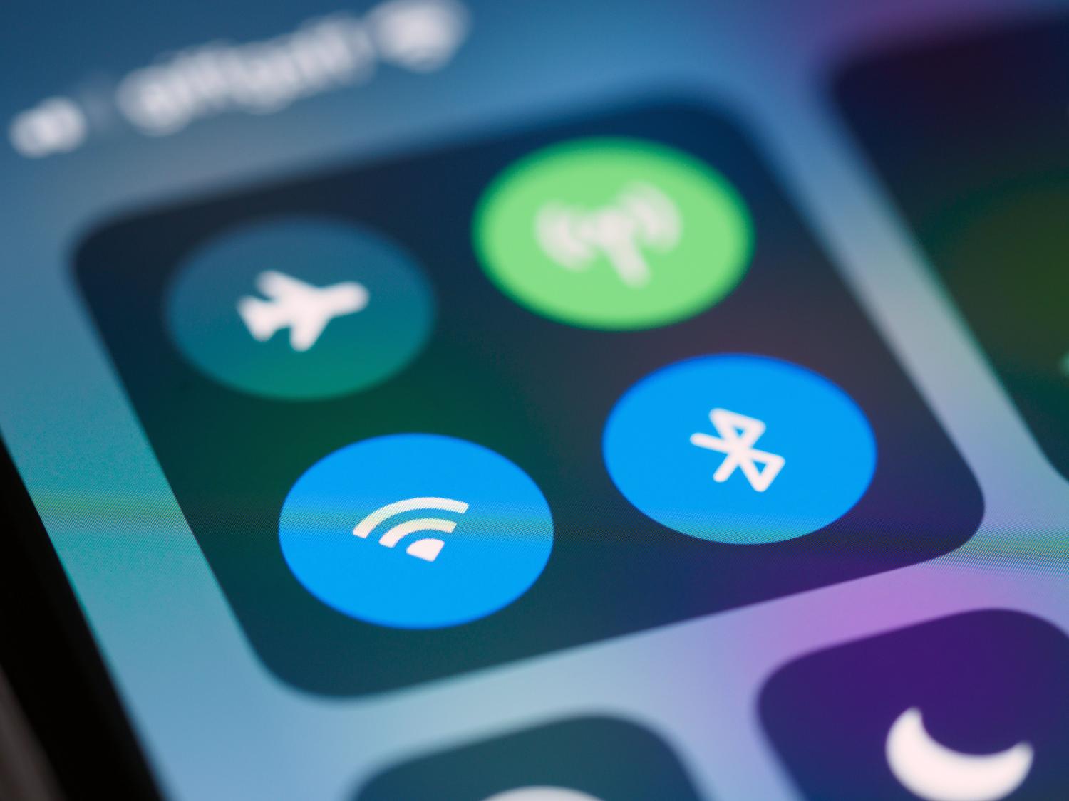 Panel de control de un smartphone con iconos de conectividad y ajustes del sistema.