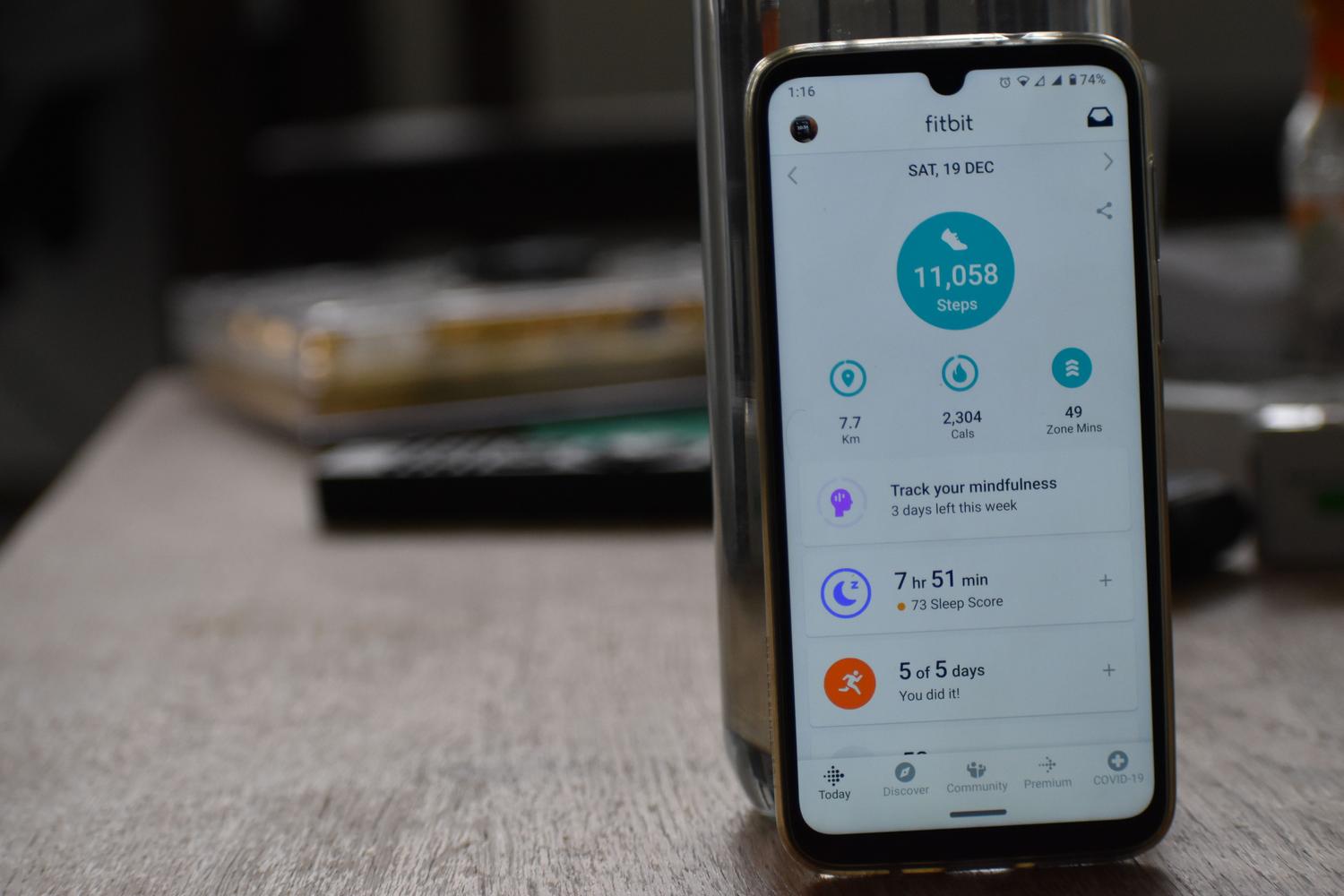 Pantalla de un smartphone mostrando una aplicación de seguimiento de fitness con estadísticas detalladas, representando la interfaz del coach de salud basado en IA.