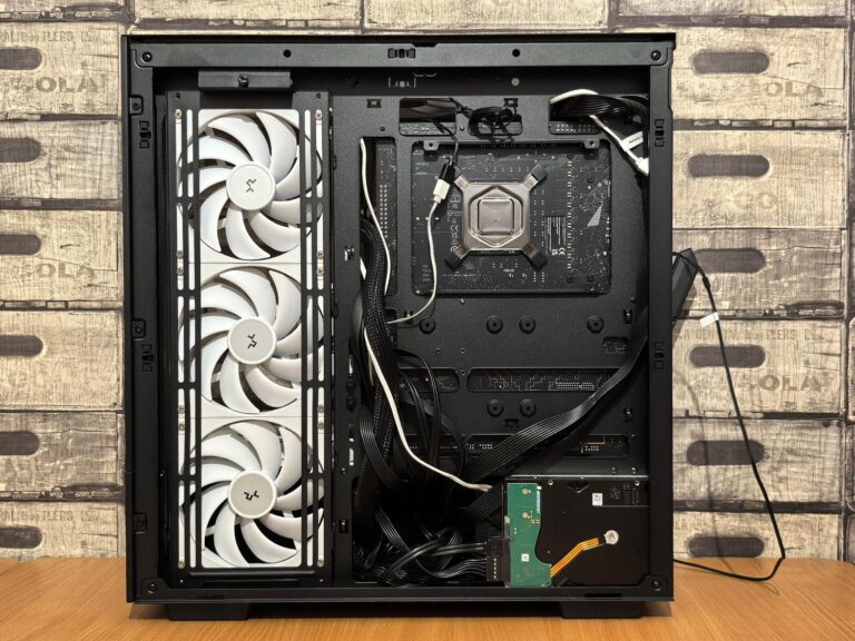 Vista interior de la caja de un PC mostrando los ventiladores de chasis y la gestión de cables.
