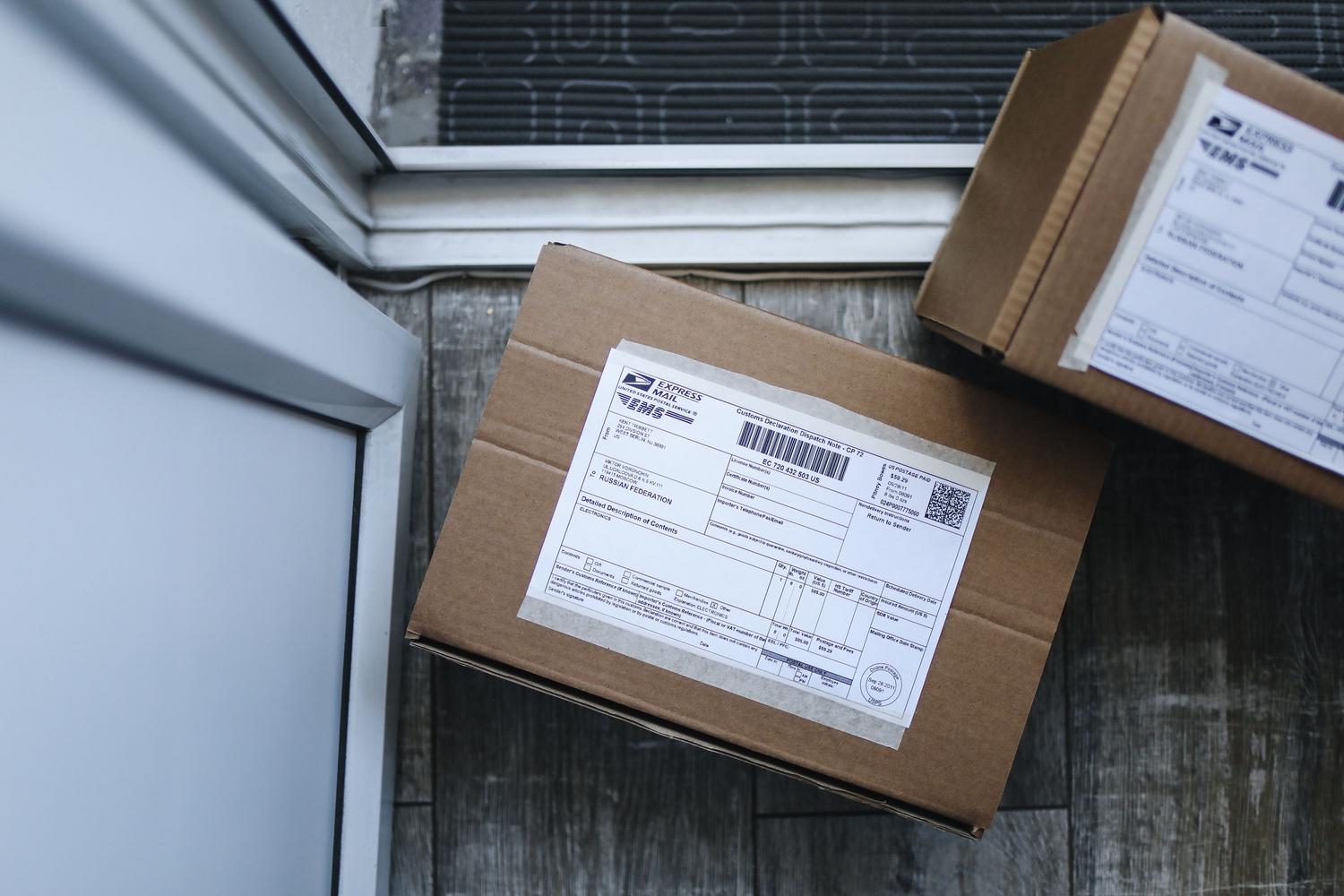 Un paquete de entrega en la puerta de una casa, representando la opción de rechazar el envío para obtener un reembolso.