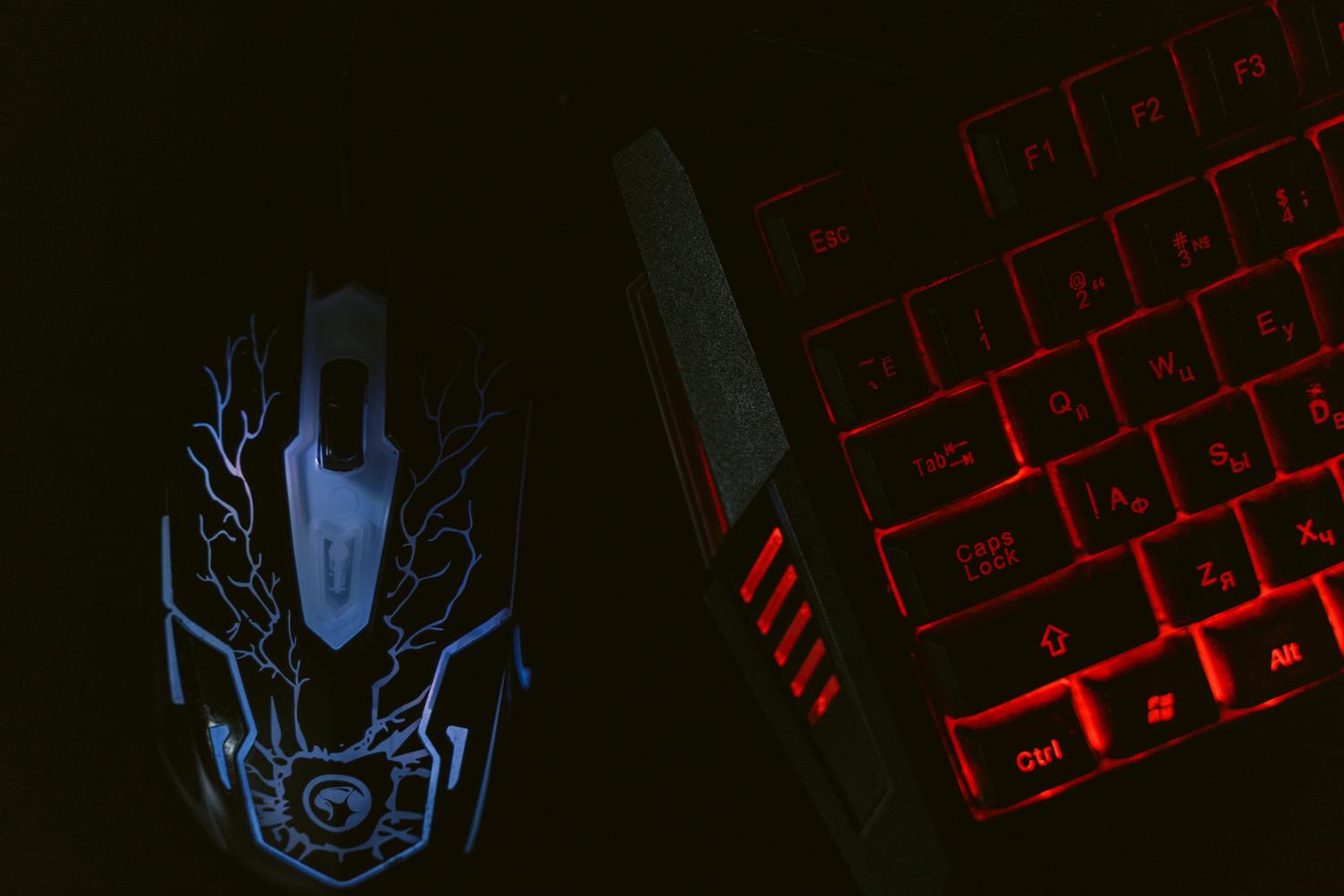 Detalle de un ratón y teclado gaming retroiluminados, relacionando la compatibilidad de controladores de periféricos con Vanguard.