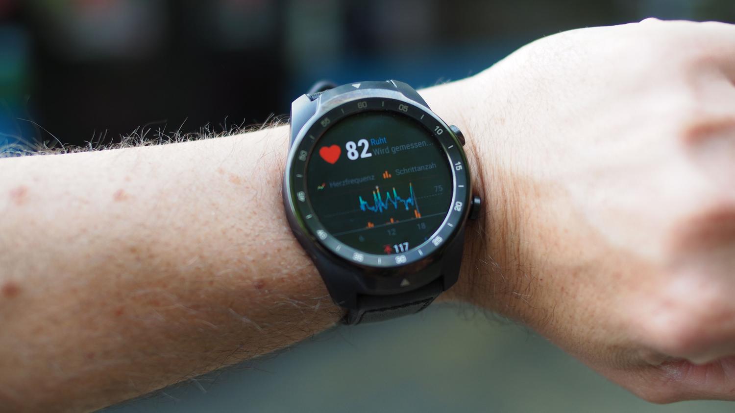 Reloj inteligente monitorizando la frecuencia cardíaca durante la actividad física, vinculado a la carga cardiovascular y la salud del corazón.