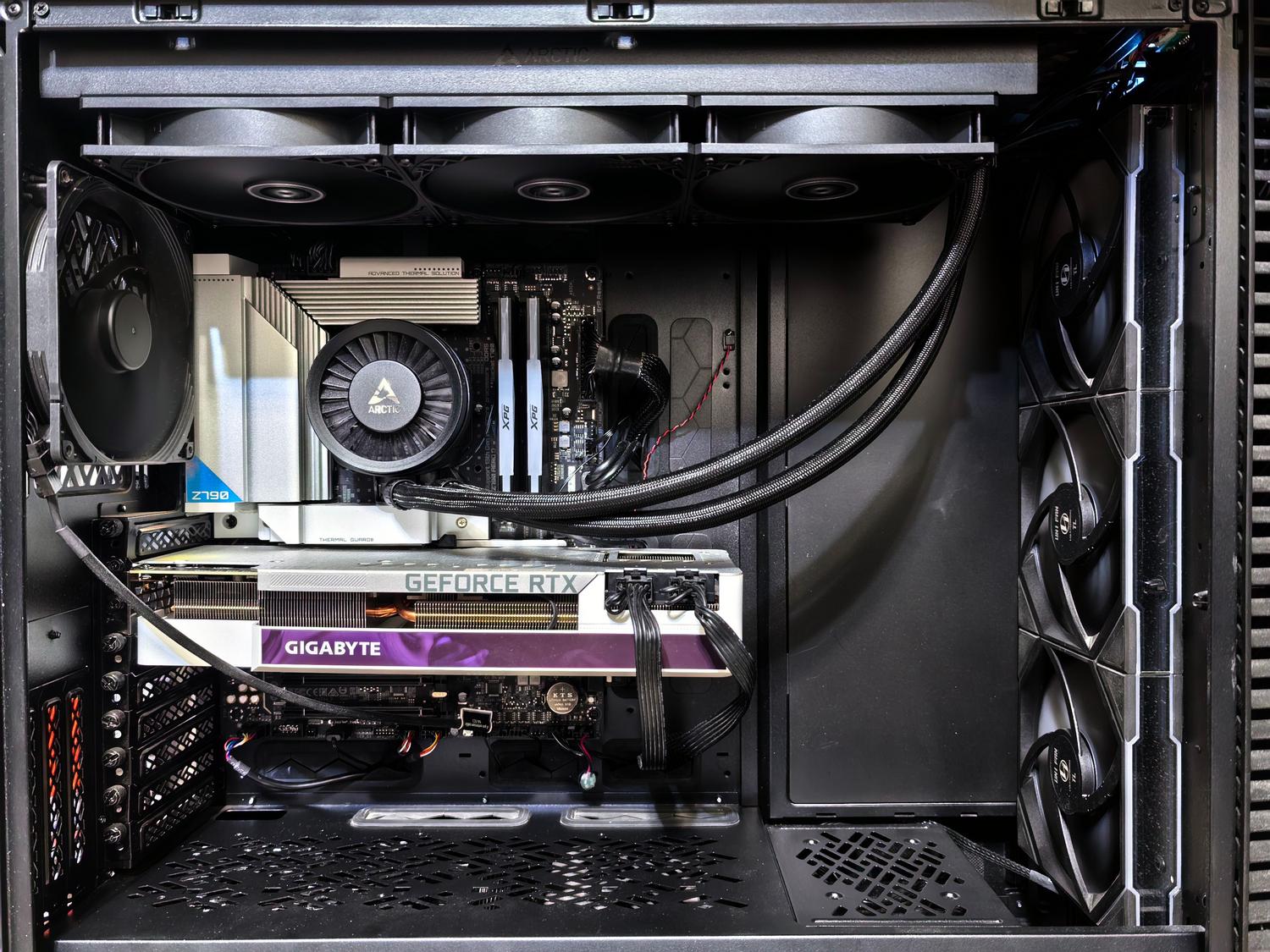 Interior de un ordenador con placa base y espacios para instalar unidades SSD.