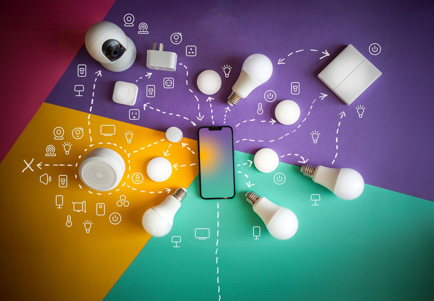 Infografía visual de conectividad smart home con un smartphone central y diversos dispositivos periféricos.
