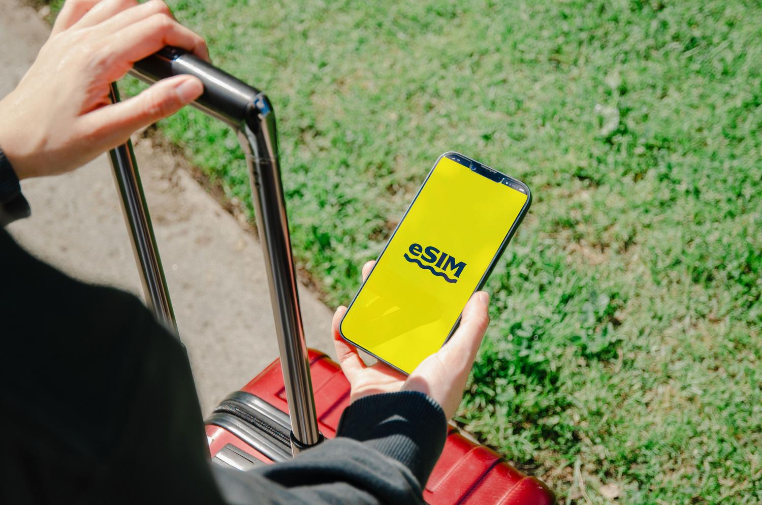 Persona utilizando una aplicación de eSIM en su smartphone, destacando la alternativa virtual a las tarjetas físicas.