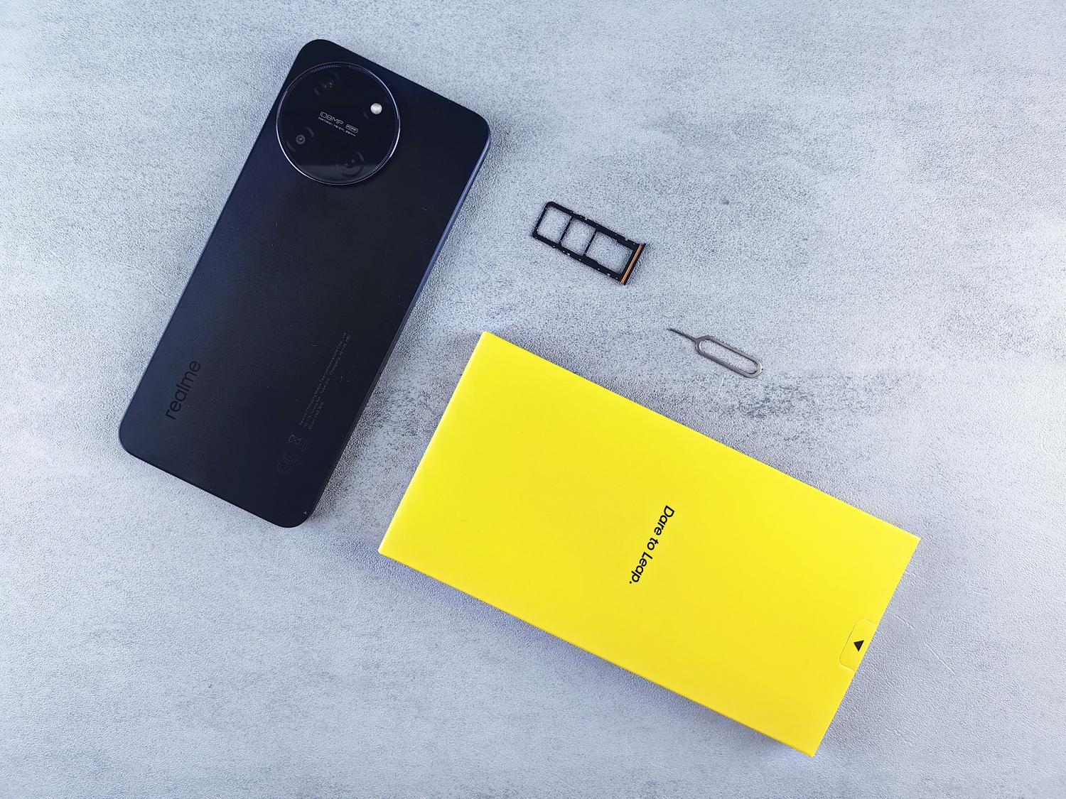 Primer plano de un smartphone con bandeja para Dual SIM y herramienta de extracción, ilustrando el hardware de doble línea. Tu móvil Dual SIM pierde Internet cuando hablas por la otra línea: qué revisar