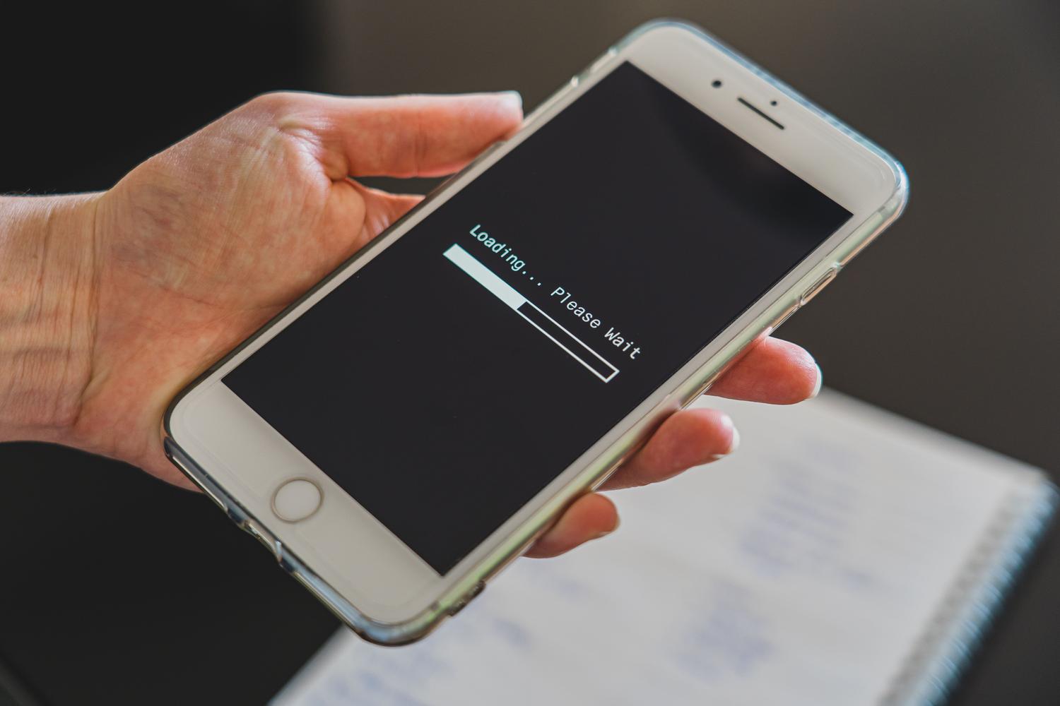 Pantalla de carga en un smartphone, simbolizando la pérdida de conexión a internet o la lentitud de la red.