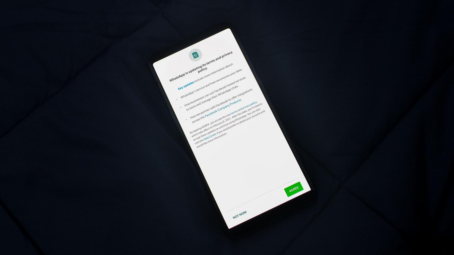 Pantalla de un smartphone mostrando un acuerdo de actualización de política de privacidad, representando la toma de decisiones sobre los permisos de las apps.