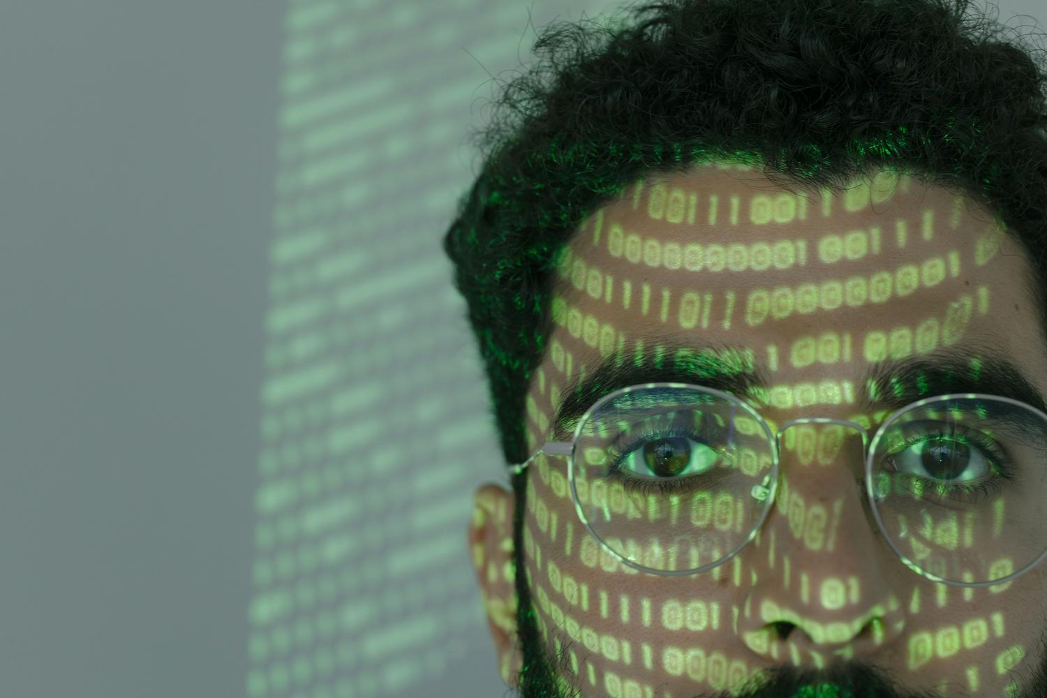 Retrato con una proyección de código binario, como representación del rastreo digital.