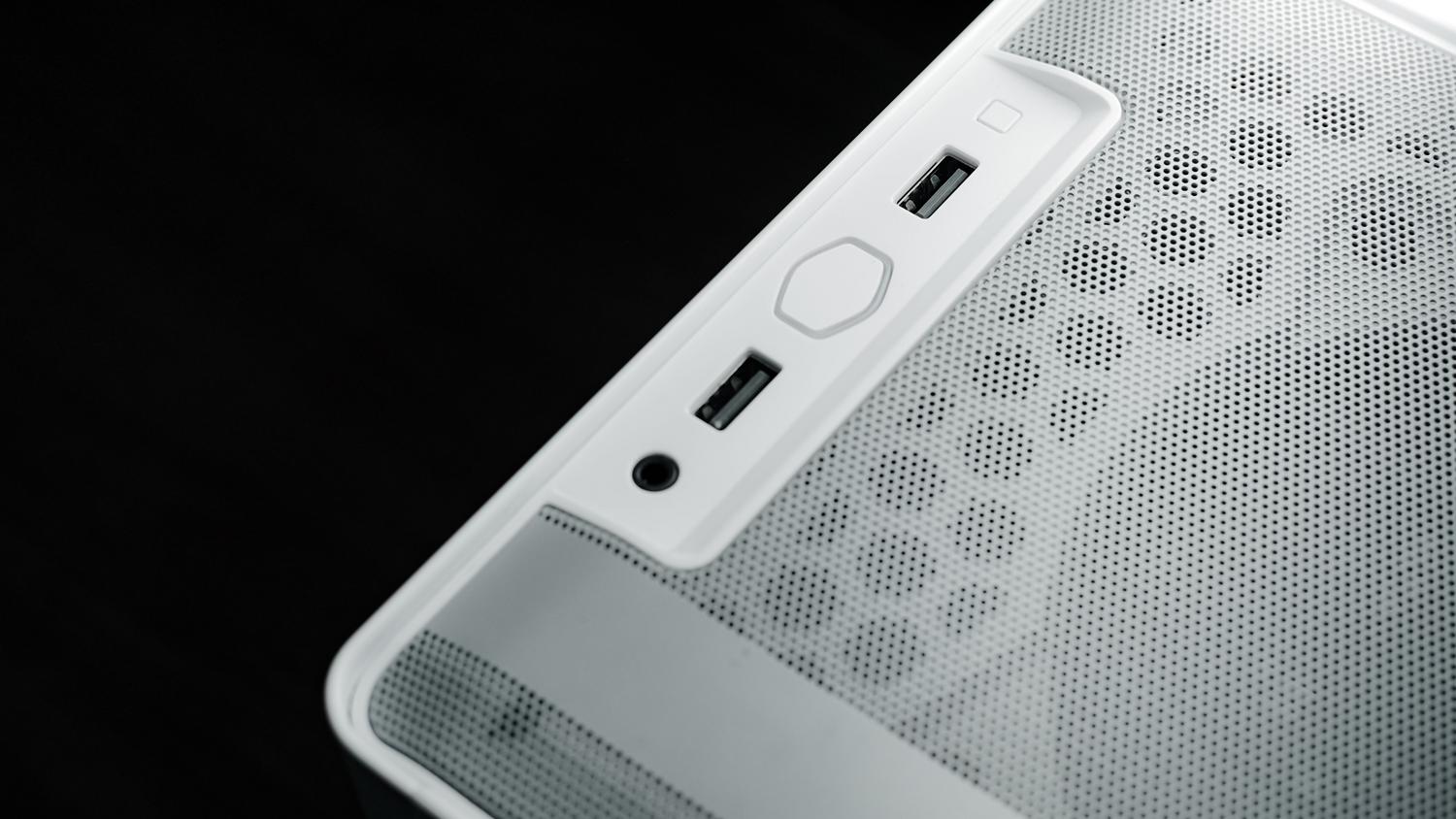 Primer plano de los puertos USB y de audio de un ordenador