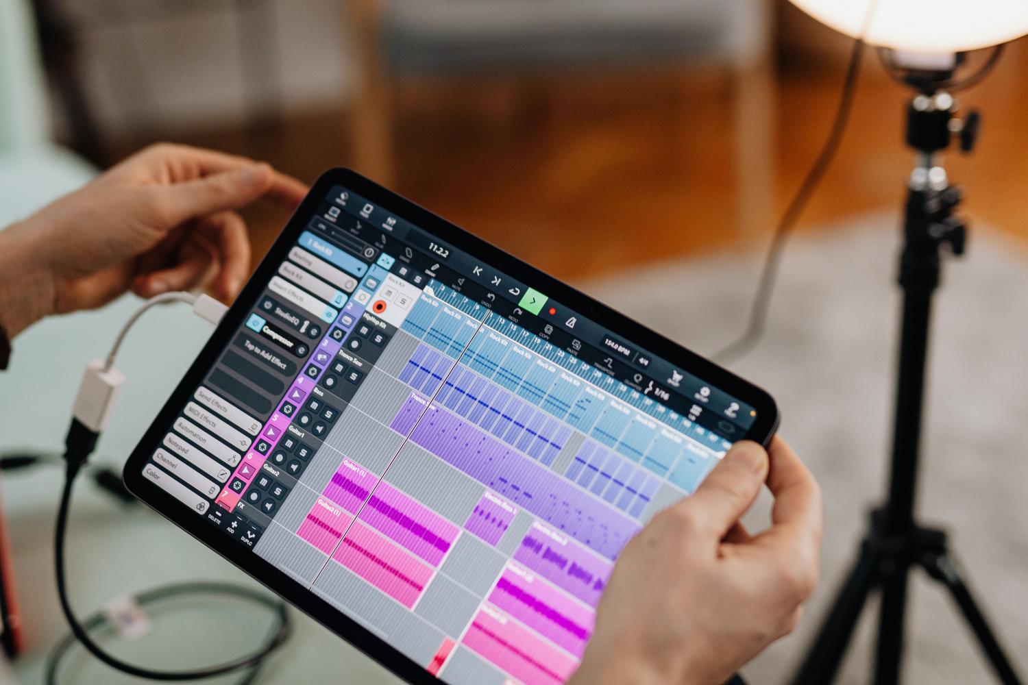 Persona utilizando software de producción de audio en una tablet