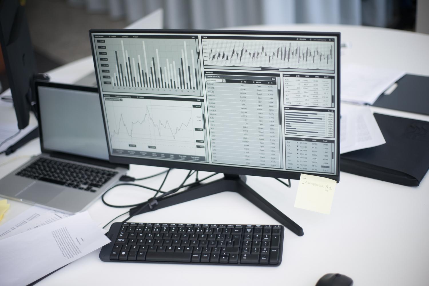 Monitores utilizados para consultar gráficos y datos.