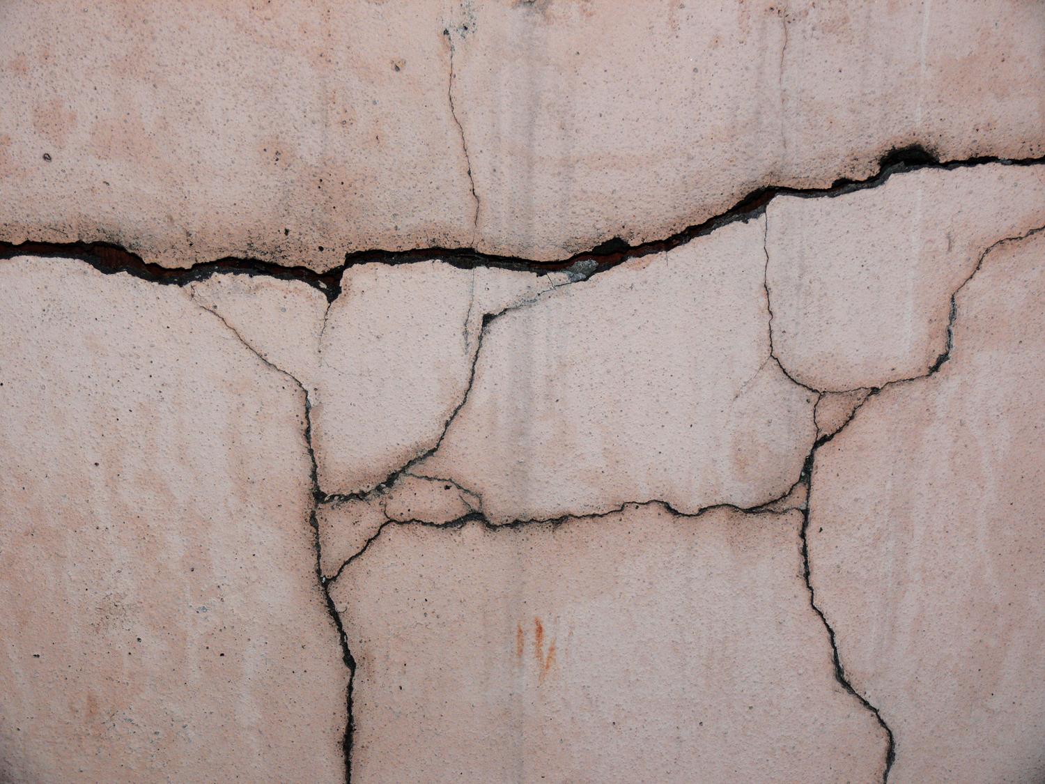 Detalle de un muro de hormigón agrietado.