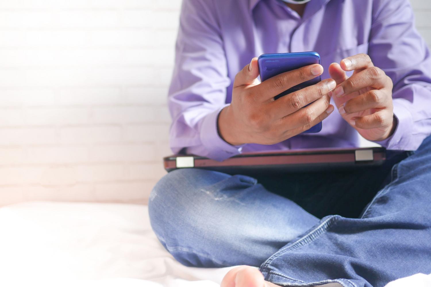 Persona tocando la pantalla de un smartphone