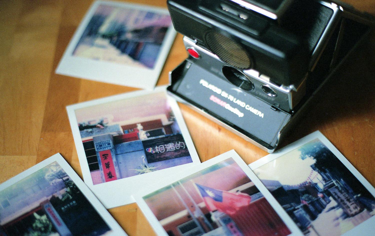 Fotografías impresas con acabados nostálgicos sobre una mesa.